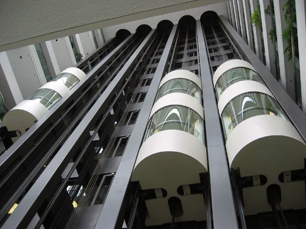 „240 Sparks Elevators“. Lizenziert unter CC BY-SA 3.0 über Wikimedia Commons - https://commons.wikimedia.org/wiki/File:240_Sparks_Elevators.jpg#/media/File:240_Sparks_Elevators.jpg